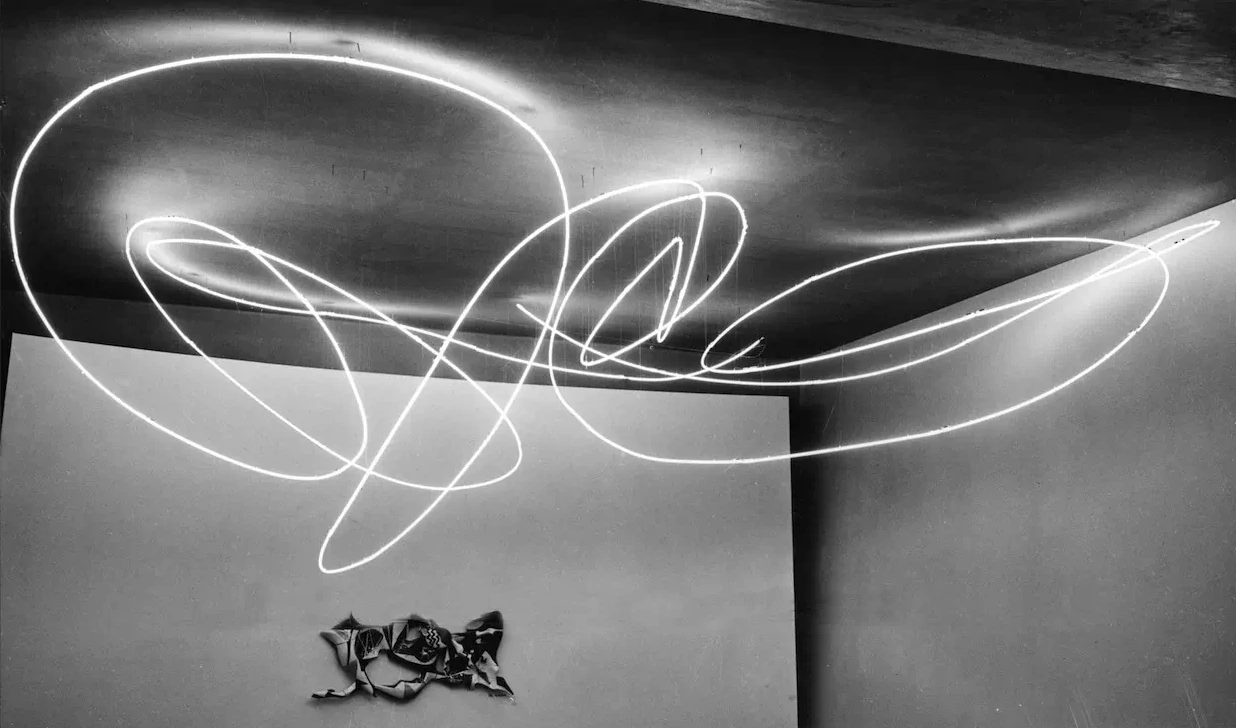 Neon di Lucio Fontana alla IX Triennale di Milano del 1951.