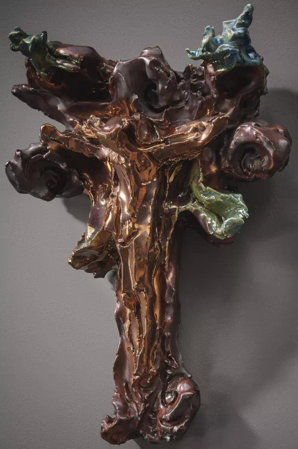 Lucio Fontana - Crocifisso - Ceramica colorata e riflessata